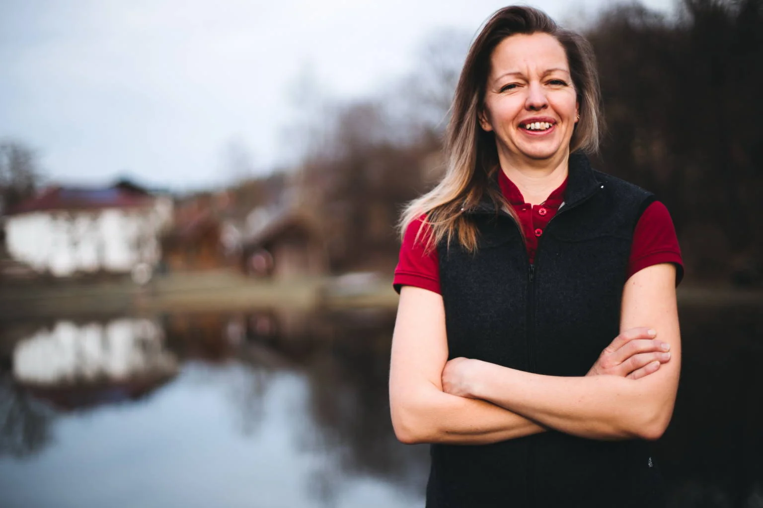Elisabeth Hackl bei der Arbeit an ihren Kunsthandwerken