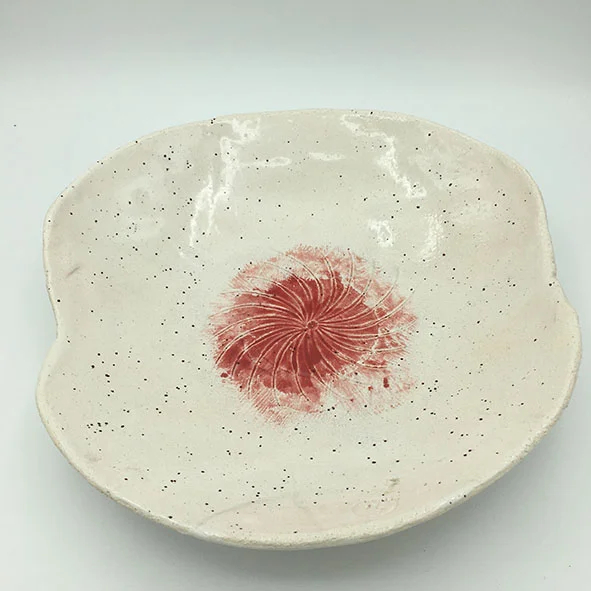 Große Keramikschale mit eingeprägtem rotem Stern, 28 cm Durchmesser