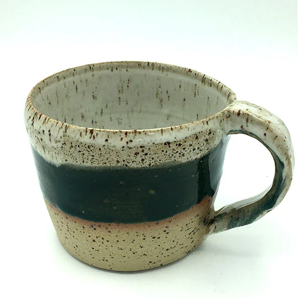Klassische getöpferte Tasse in grün-weißer Strukturglasur