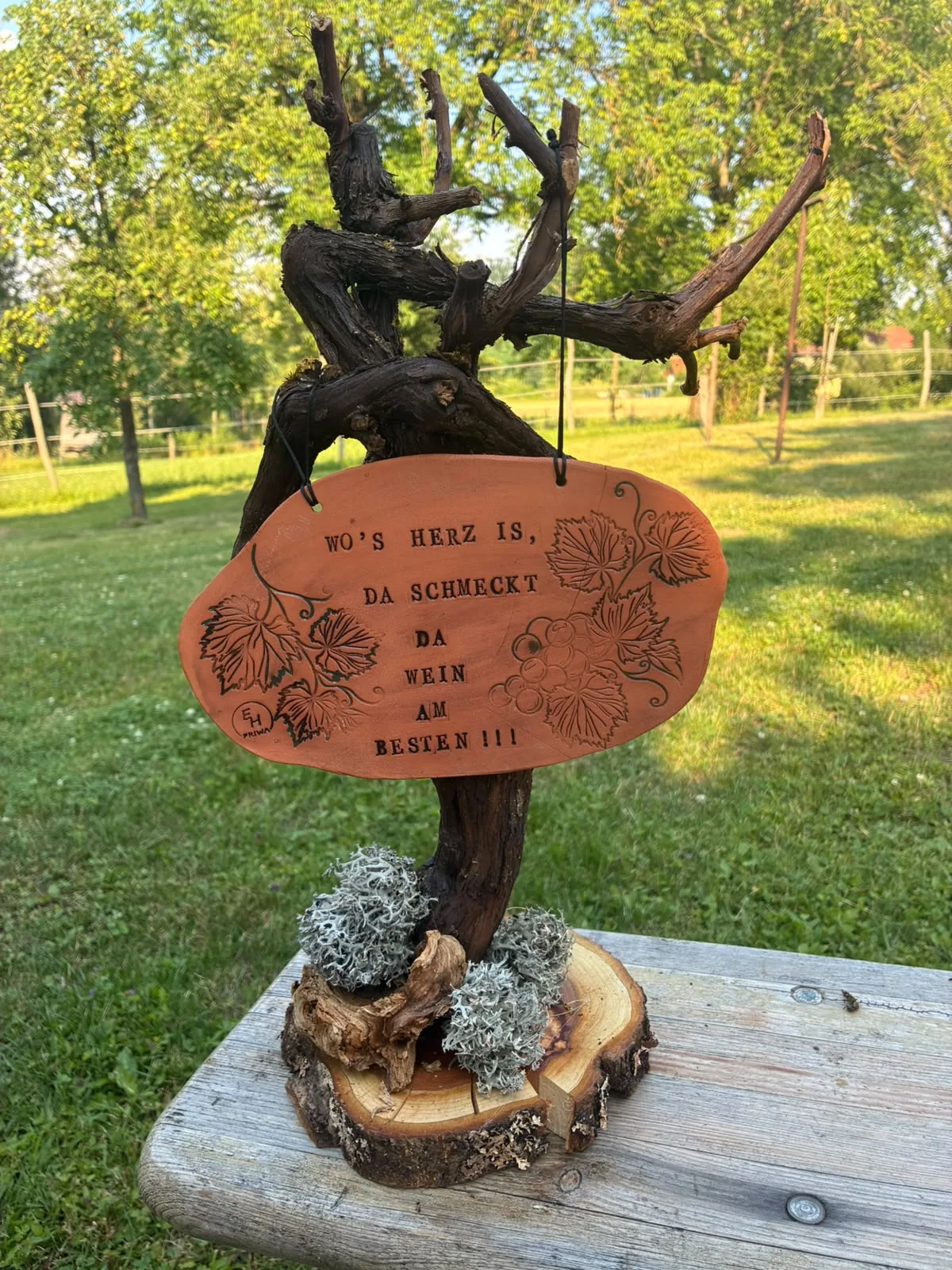 Deko-Weinstock mit Tonschild „Wo's Herz is, da schmeckt da Wein am besten“