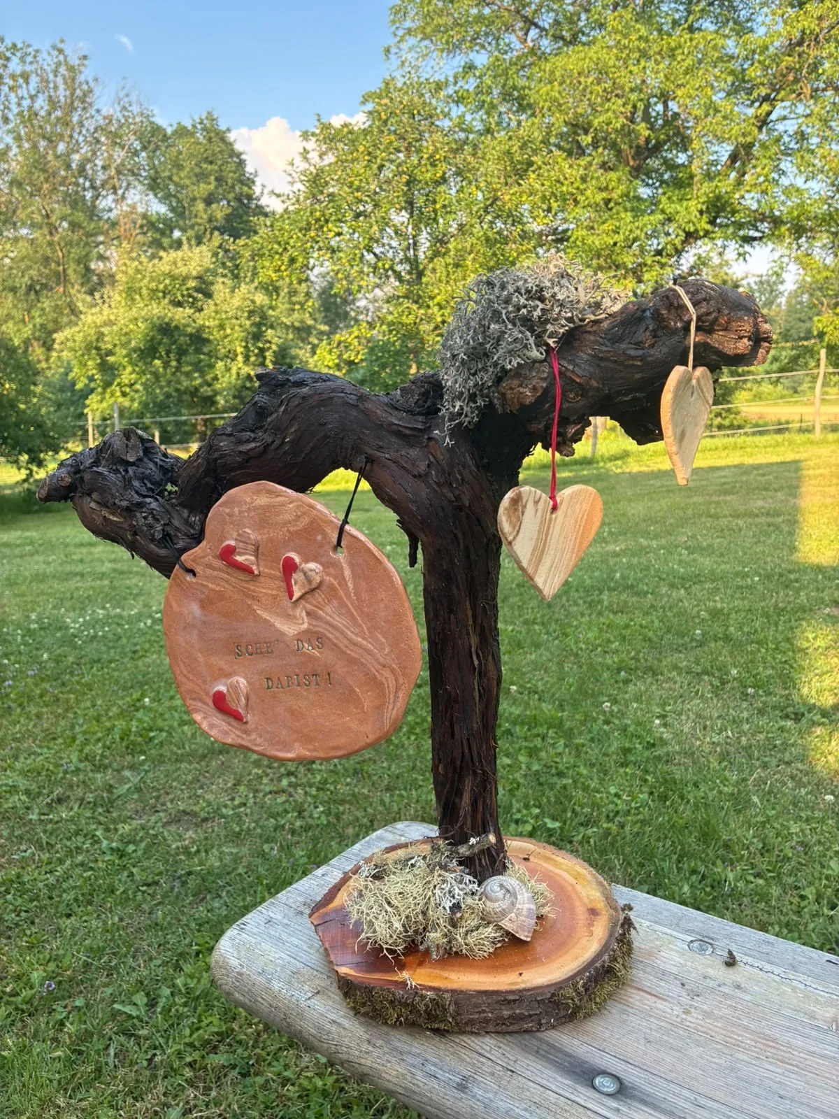Deko-Weinstock mit glasiertem Tonschild und roten Tonherzen